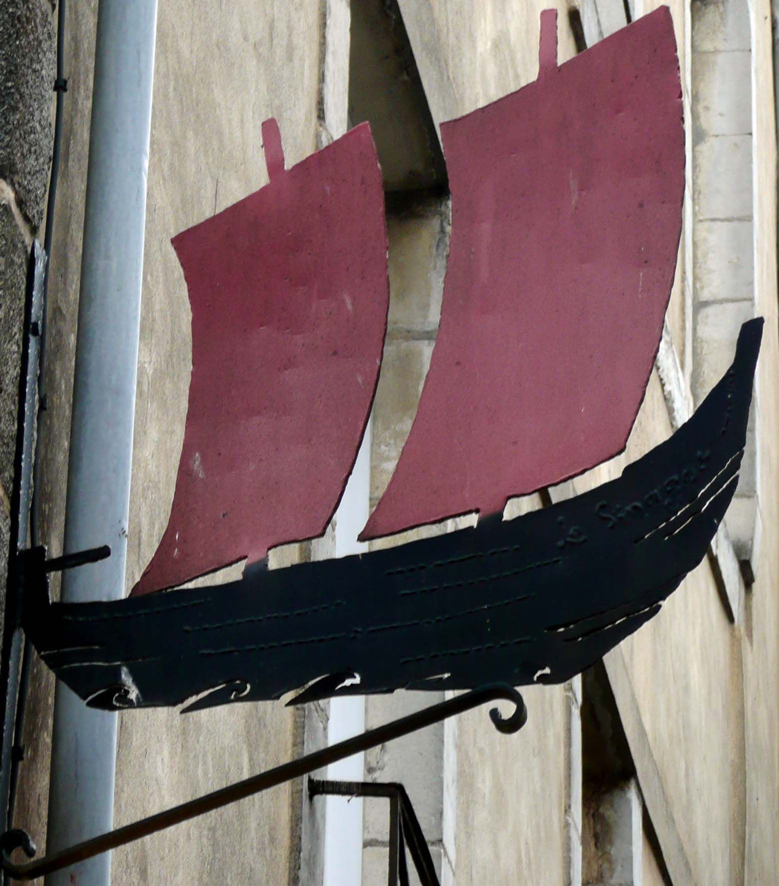 Enseigne sur une ancienne maison